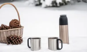 Custom travel mugs with spill-proof lids for branded corporate gifts.